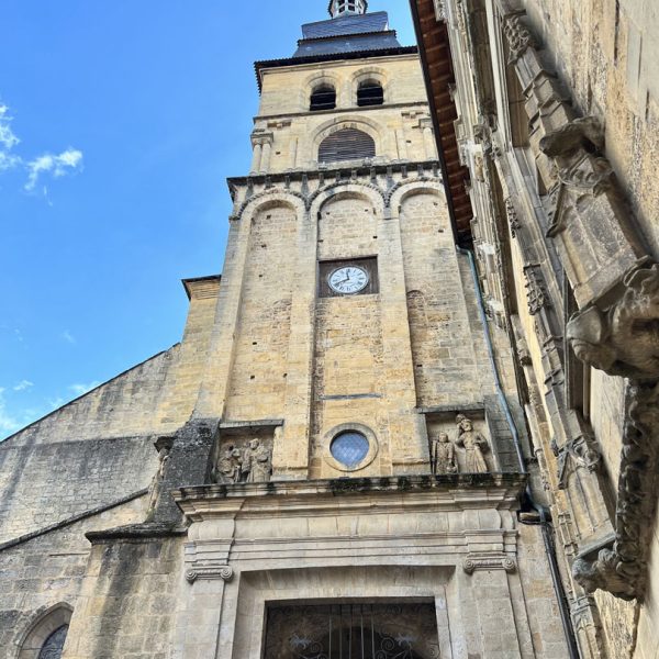 Lieux d experiences visite guidee Sarlat details cathedrale outside 1 Lieux d experiences visite guidee Sarlat details cathedrale outside 1